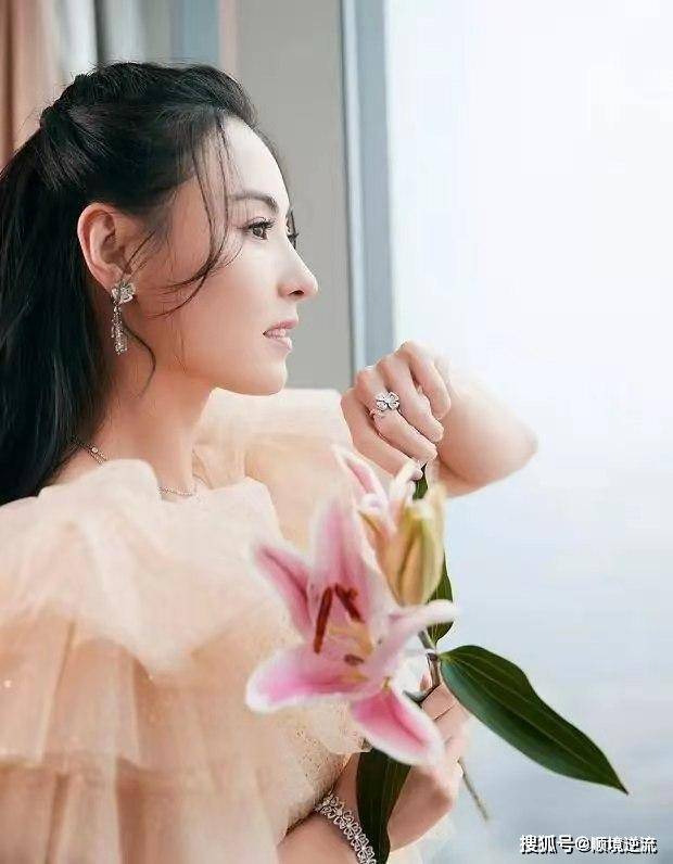 女神 张柏芝真的好美，杏色薄纱礼服裙浪漫精致，甜美动人显女神范