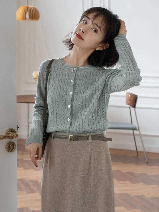 黑色 奔三奔四的中年女性应该如何穿？针织衫会更合适，也更温柔时髦
