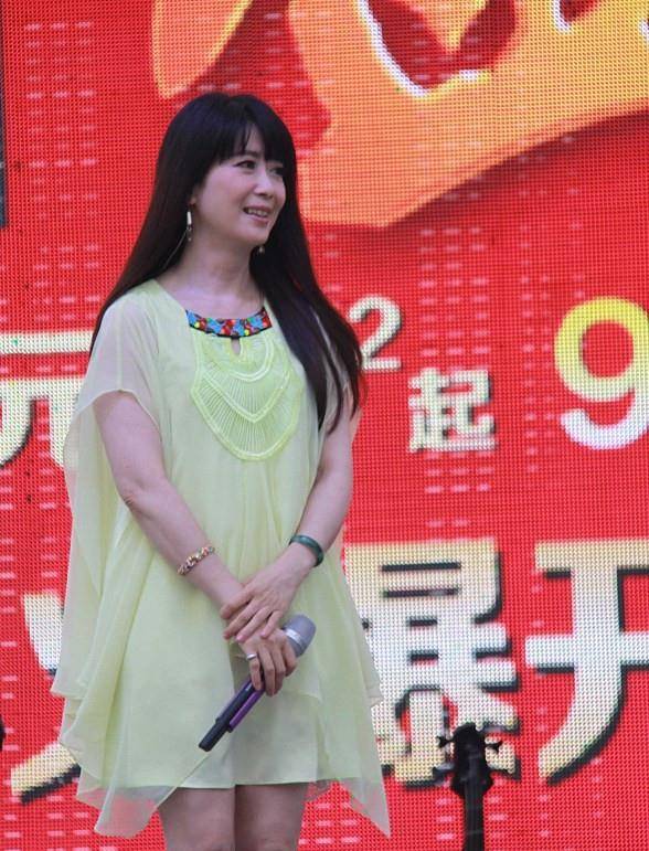 显得 孟庭苇不像是中年人，穿纱裙的样子很可爱，小女孩都没她穿的嫩