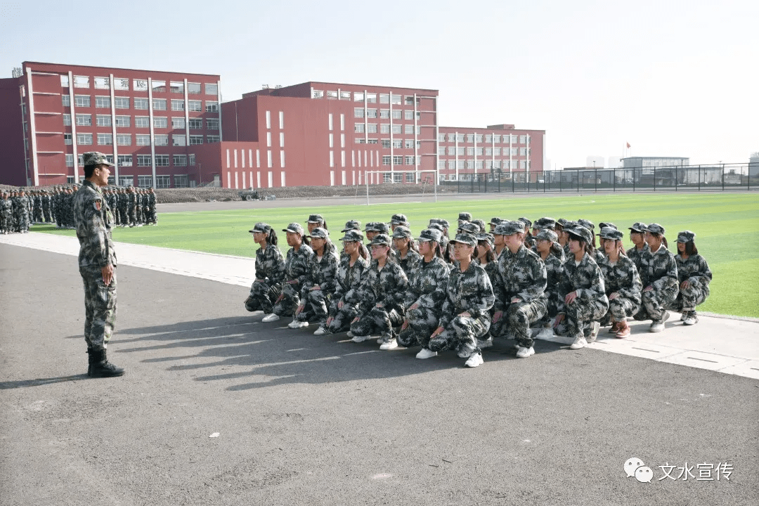 向承训|山西徐特立高级职业中学举行2021级新生军训汇演总结表彰大会