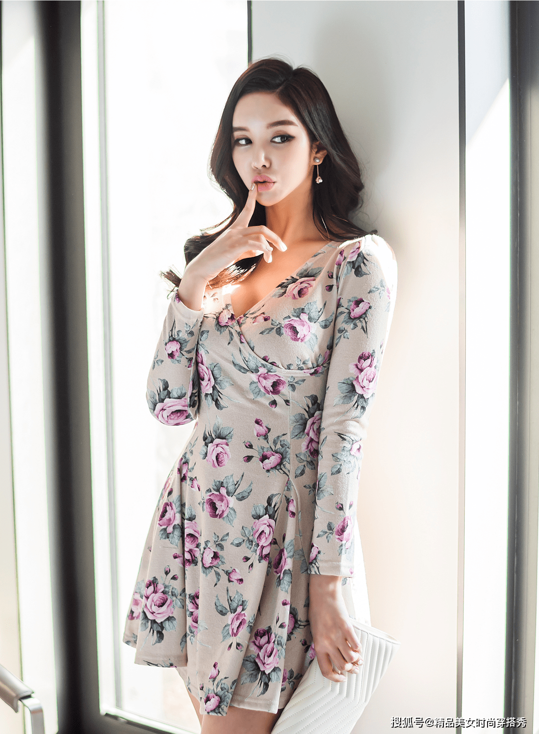 文清 美女身穿印花连衣裙,可谓是低调不低质,诠释真正极简风的灵魂