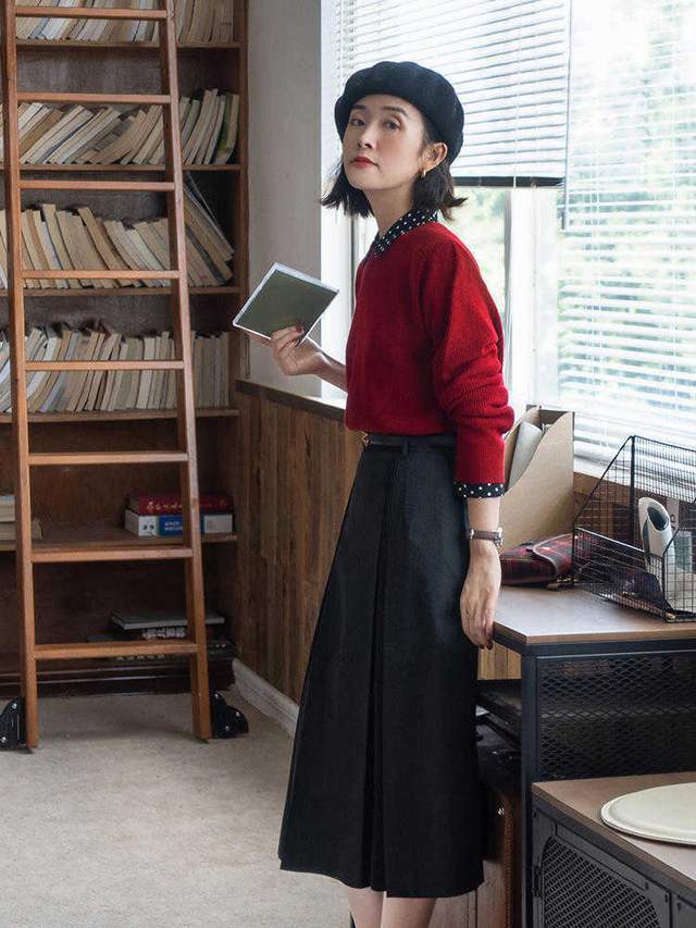 黑色 奔三奔四的中年女性应该如何穿？针织衫会更合适，也更温柔时髦