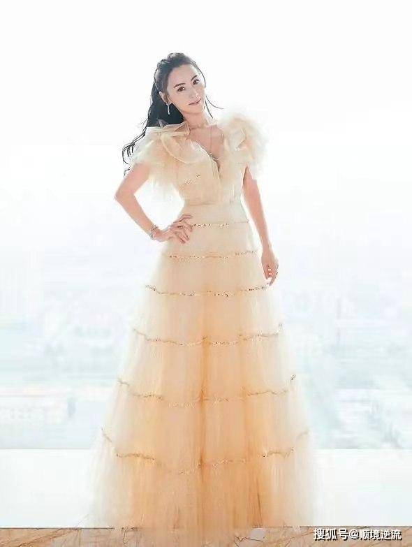 女神 张柏芝真的好美，杏色薄纱礼服裙浪漫精致，甜美动人显女神范