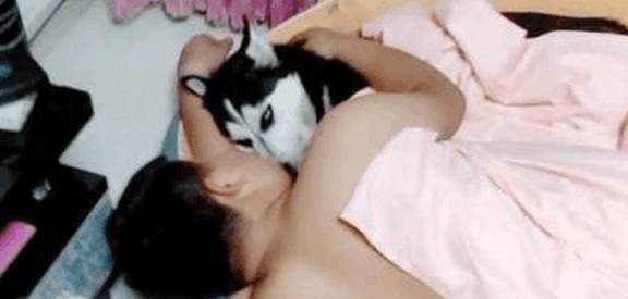酒味半夜醒来发现老公消失了，走出房门看到眼前场景，女主人哭笑不得