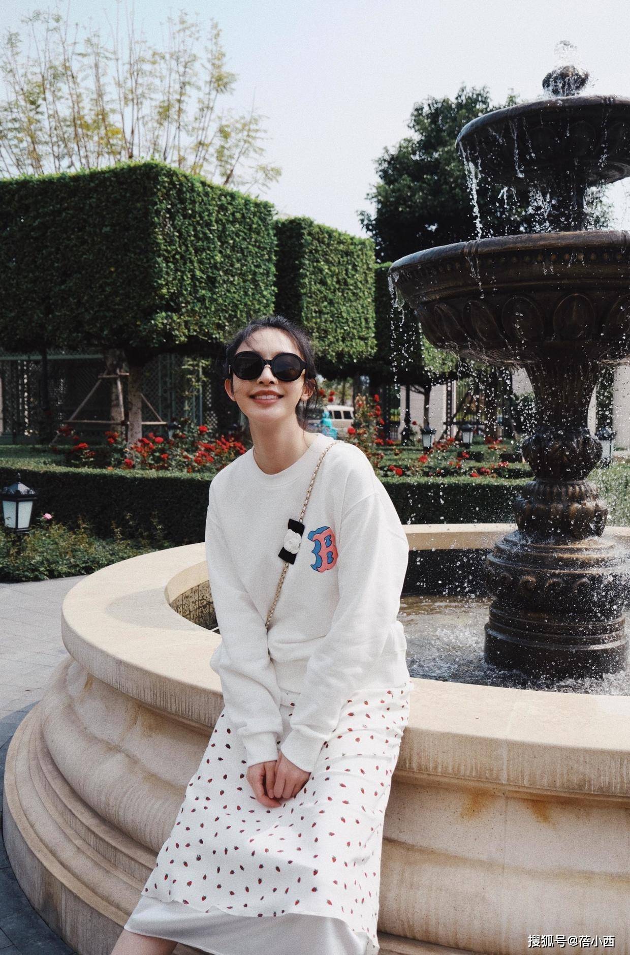 黑色 张俪太“放得开”了，穿西装配露胃装，还在肚脐上镶钻，气质绝了