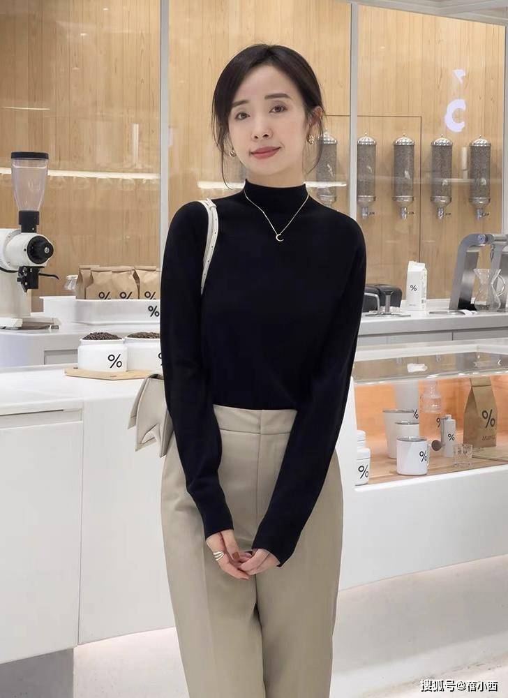 美眉 女人无论年纪多大,秋天穿衣没灵感就选“毛衣”,这些技巧够你用