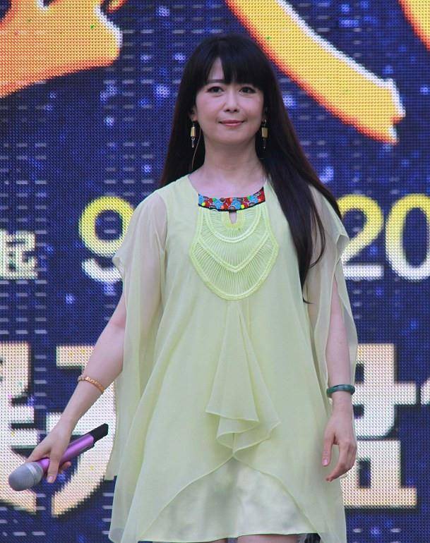 显得 孟庭苇不像是中年人，穿纱裙的样子很可爱，小女孩都没她穿的嫩