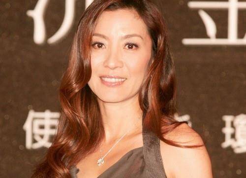 鱼尾 杨紫琼不愧练武出身，穿吊带礼裙还有小肌肉，不仅温柔还显飒爽