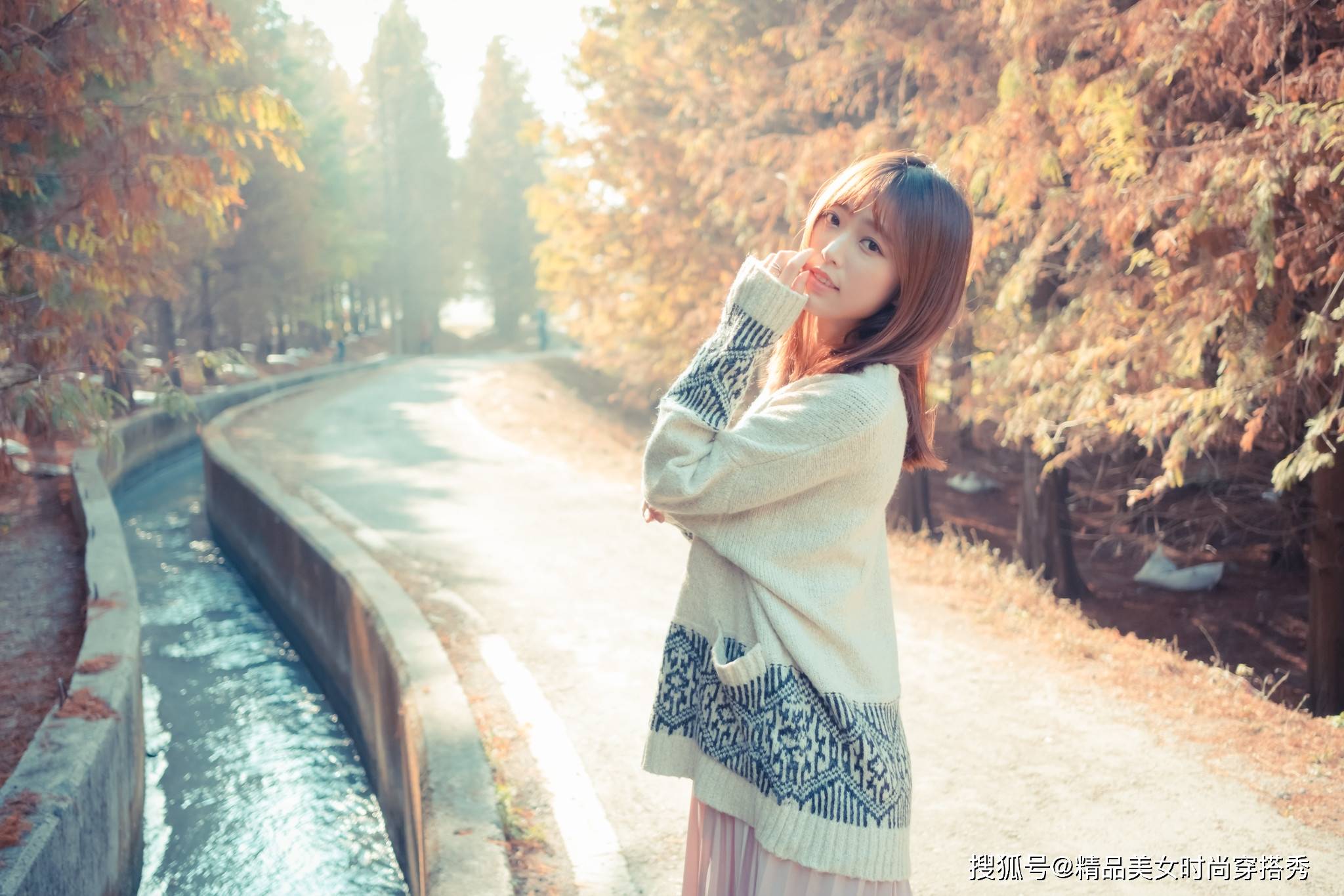 什么 十一出游这样穿也很美,针织毛衣搭配粉色半身裙,甜美又减龄