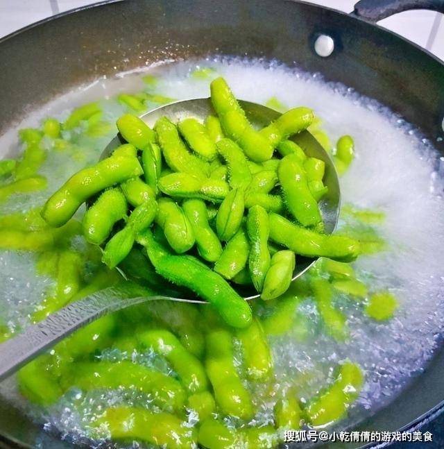 原創煮毛豆時,別直接用水煮!大廚教你一招,毛豆鮮嫩翠綠好吃