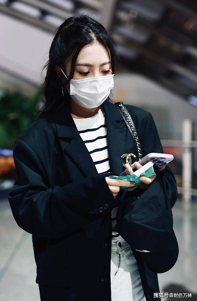 视觉 包文婧学院风年轻减龄，五五分身材不失吸睛度，看到饺子的模样