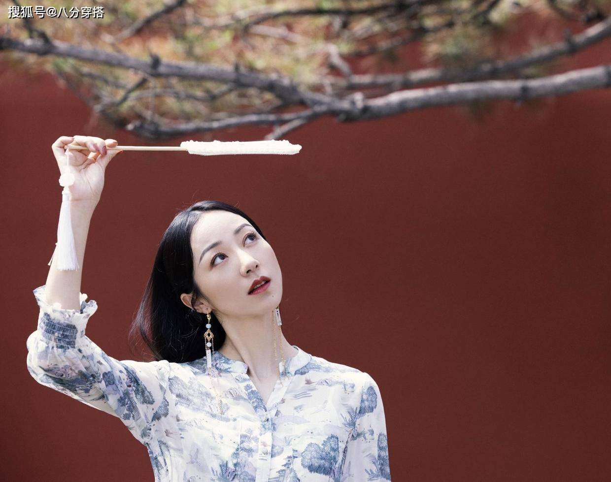 整体 韩雪不愧是“古典美人”,国风衬衫优雅出镜,这颜值不像30多岁