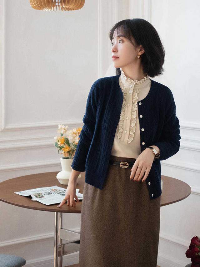 黑色 奔三奔四的中年女性应该如何穿？针织衫会更合适，也更温柔时髦