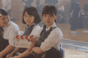 搞笑GIF趣圖:姑娘，一桶水而已，有這麼重嗎？ 搞笑整蠱 第2张