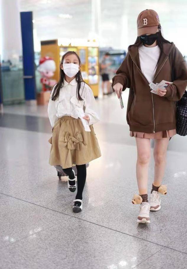 青春 李小璐和女儿甜馨出行，母女二人反差太萌，是装嫩还是甜美风？
