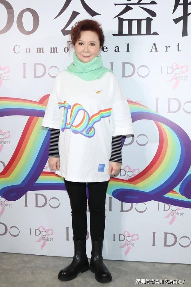 身形 蔡明越老越漂亮,穿绿色衬衫配连衣裙好洋气,不输同框李思思