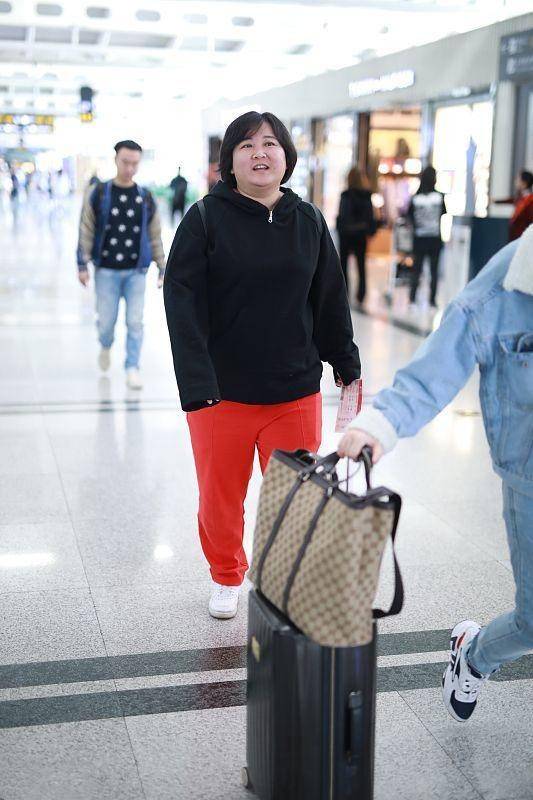 黑色 贾玲的身材控制住了，穿黑色卫衣走机场显瘦了一圈，酒窝也明显了