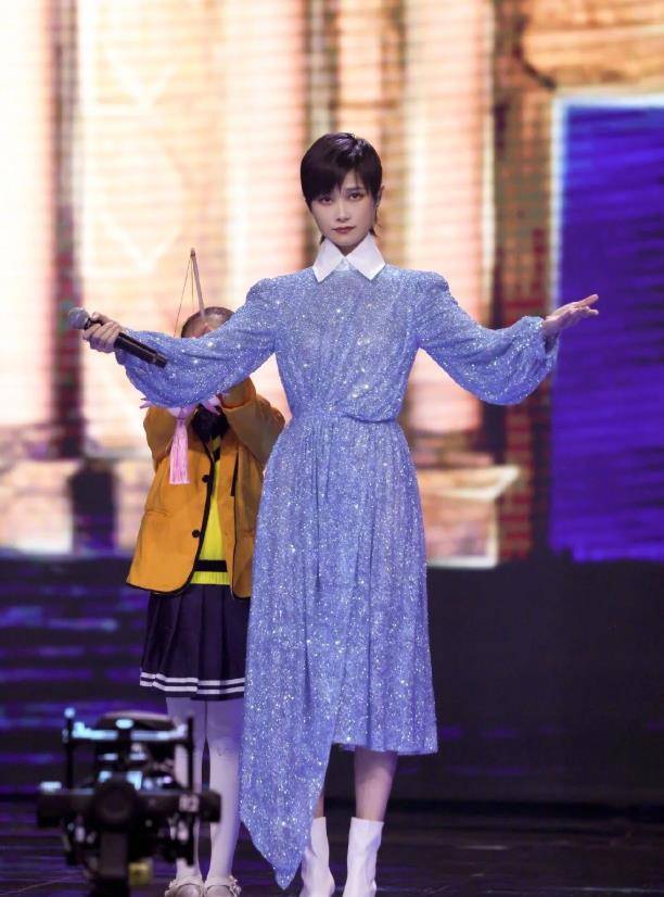 时代 李宇春越来越有女人味，穿蓝色闪钻礼裙精致优雅，不规则裁剪彰显不凡气质