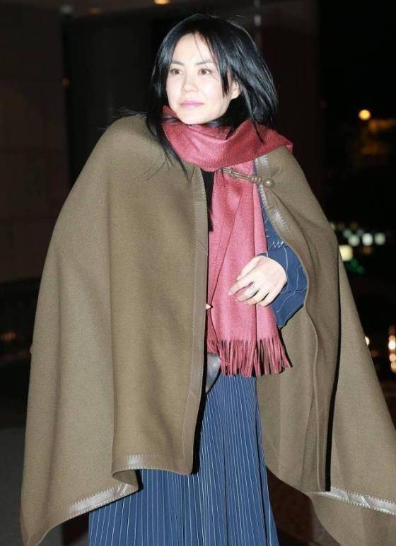 设计 王菲穿大斗篷晚上出街，不愧是乐坛天后，骨子里的清冷气息太强
