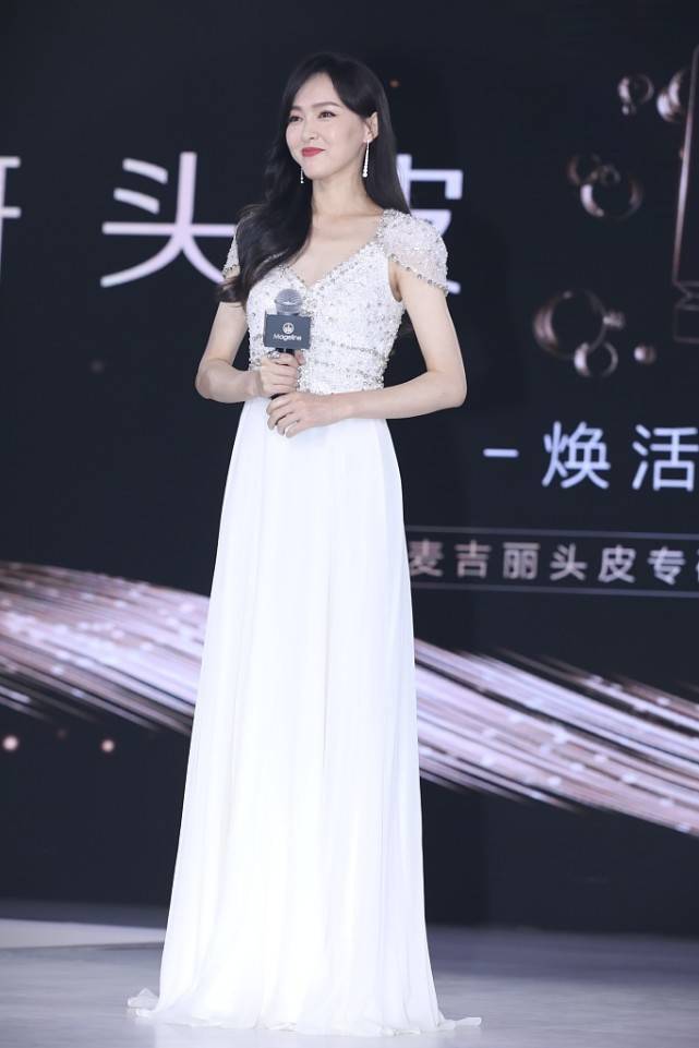 服装 唐嫣穿着真低调，纯黑色的造型感觉很素淡，但也没被迪丽热巴抢镜