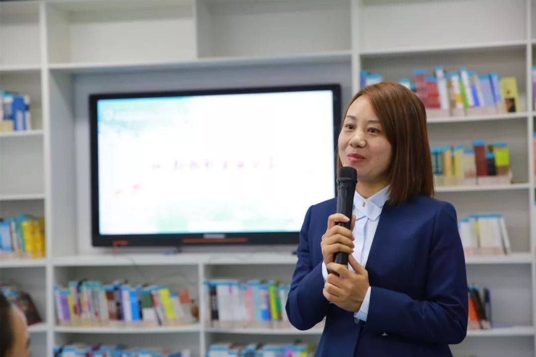 上课的时候戴着耳麦,麦克风之类帮助扩音的设备,这样老师不费吹灰之力