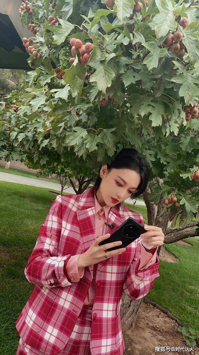 视觉 张予曦的气质没话说，吊带裙+罩衫，优雅还高级