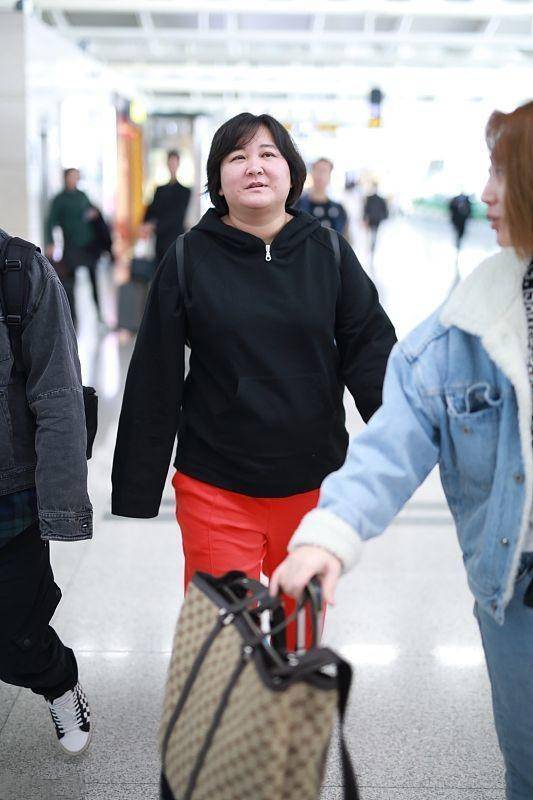 黑色 贾玲的身材控制住了，穿黑色卫衣走机场显瘦了一圈，酒窝也明显了