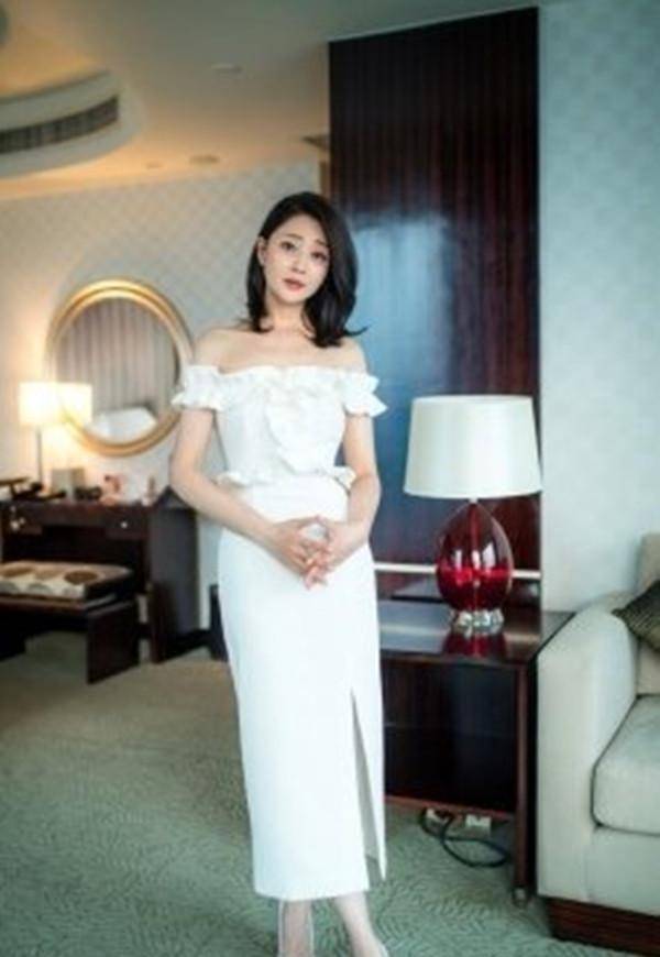 黑色 40岁殷桃嫩出新高度，完全是不给人留“活路”，只能说太会保养了