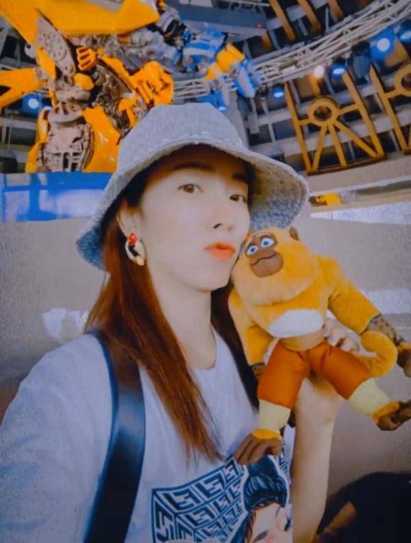 李思思 央视主持李思思打卡游乐园，穿T恤短裤露学生长袜，打扮似女明星