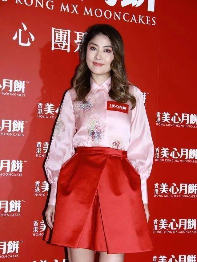 陈慧琳 陈慧琳的搭配好有心机,选的纱裙能透光,穿红色服装真大方