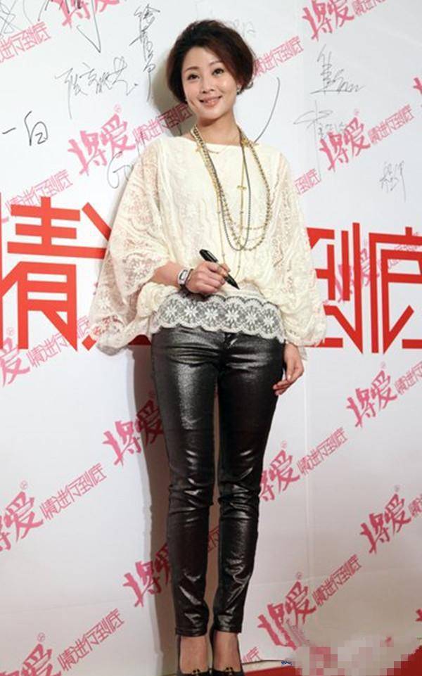 黑色 40岁殷桃嫩出新高度，完全是不给人留“活路”，只能说太会保养了