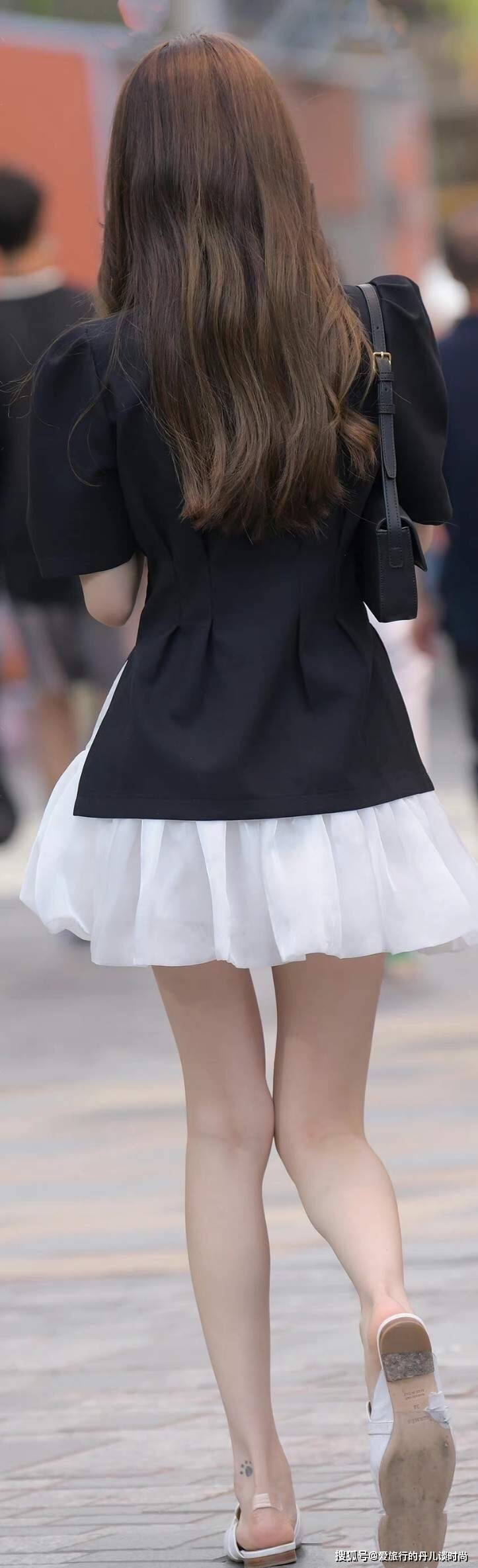 黑色 小姐姐私服穿搭出街，黑色泡泡袖西装搭配白色蓬蓬裙，尽显名媛风