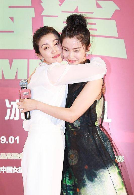 李冰冰 李冰冰的颜值不显老，与亲姐姐的长得真像，但穿衣风格却不同