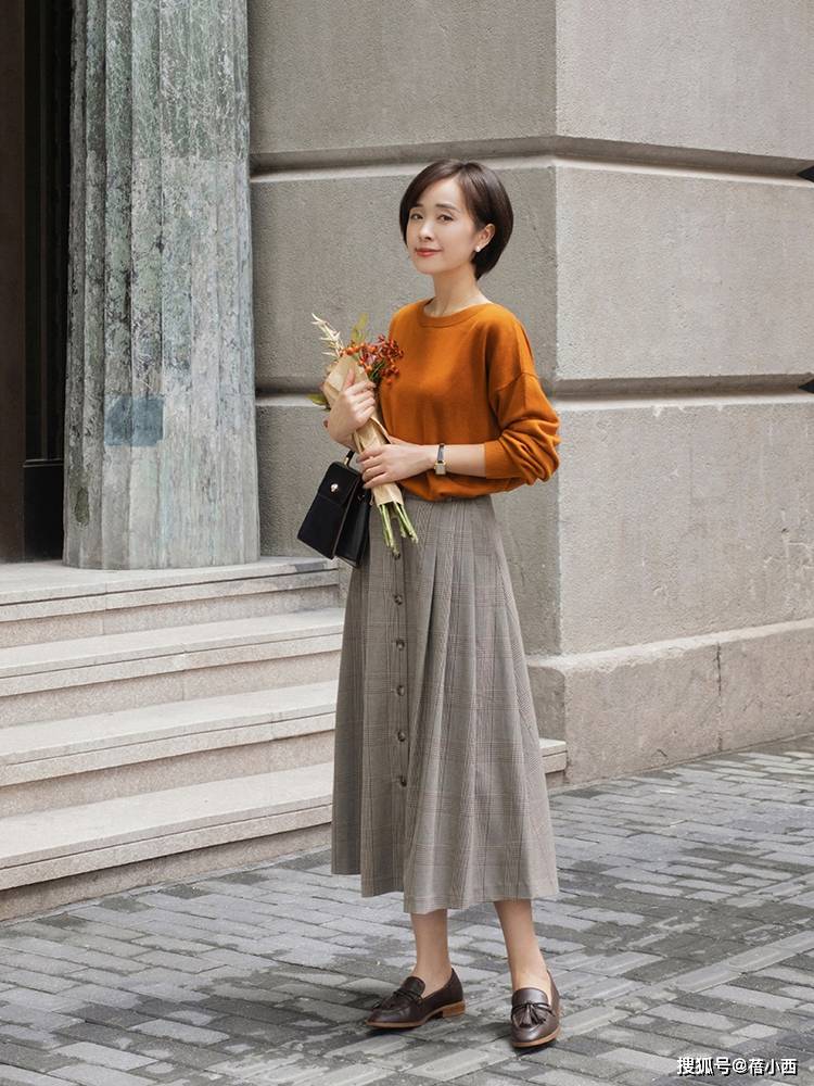 设计 中年女性多备这3条半身裙，搭配衬衫、针织衫、西装，都显高显瘦