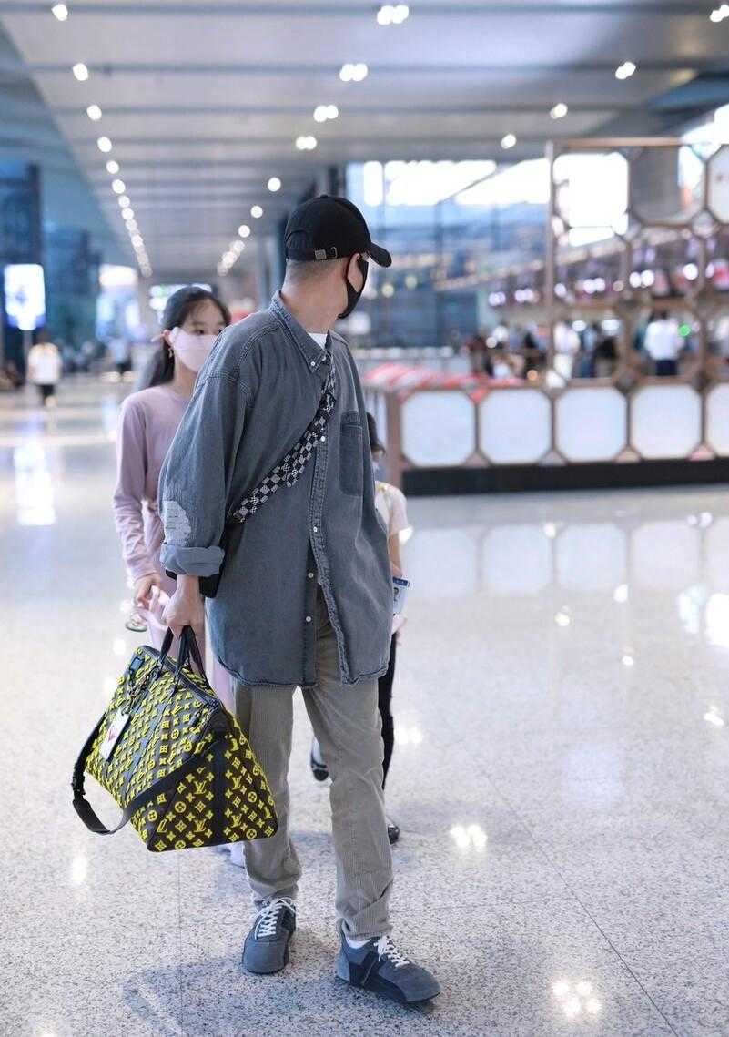 根底 文章：携两女儿现身机场，牛仔衬衫内搭T恤，手上LV旅行包够抢眼