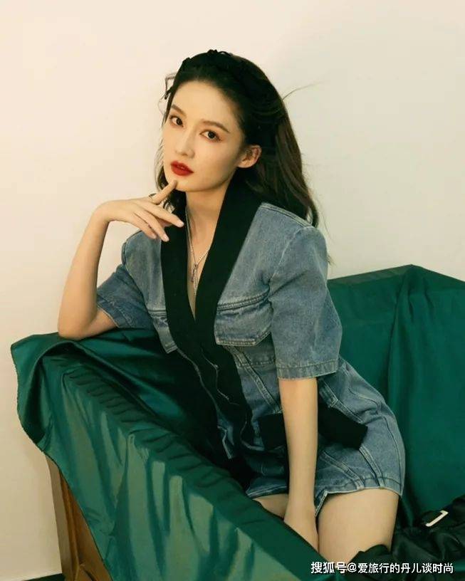 少女 李沁一袭拼色牛仔连衣裙,气质清甜,少女感十足