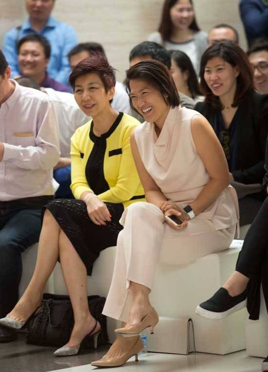 身材 潘石屹老婆罕露面，短发配蓝裙气场强大，两口子精英气质还真登对