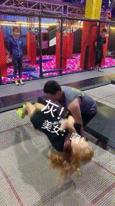 搞笑GIF：兄弟對不住你了，誰讓你想跑呢？ 搞笑整蠱 第7张
