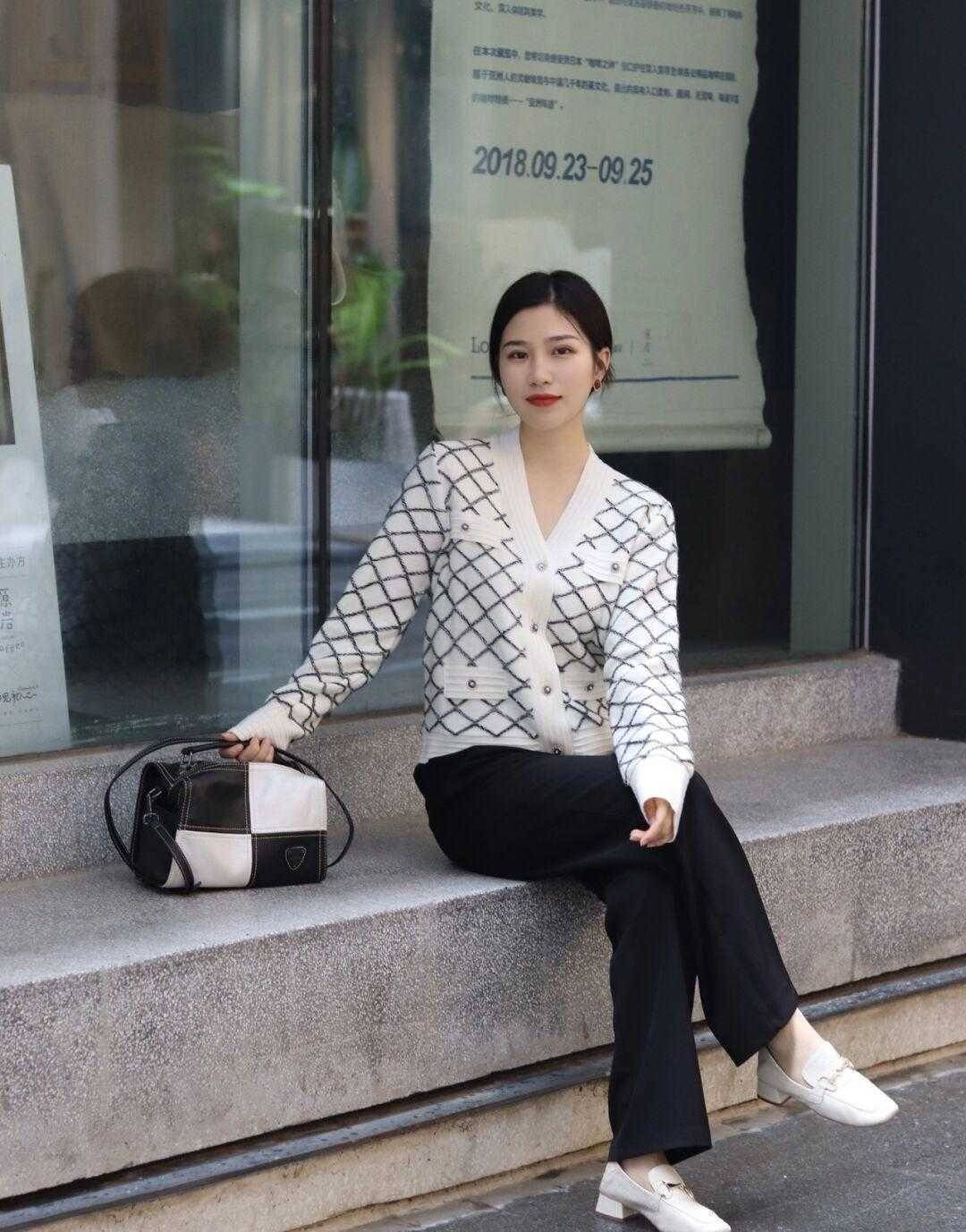比拟 文艺女穿搭精选:秋天变裙装为裤子也能显温柔,这几款简约又好看
