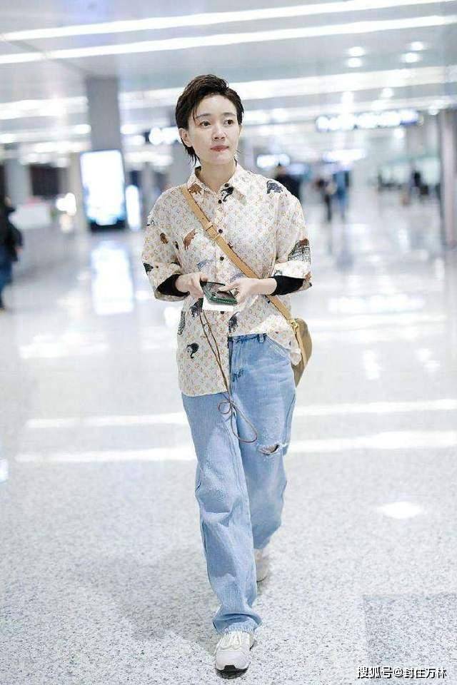 漂亮 焦俊艳越看越“漂亮”，穿小香风外套又飒又美，气质太高级