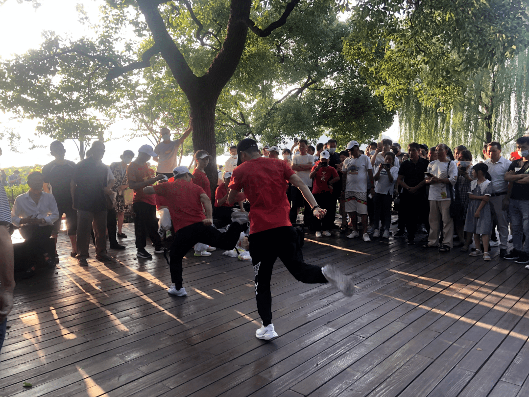 国庆绝了！浙江人如何称霸国庆朋友圈？都是套路→