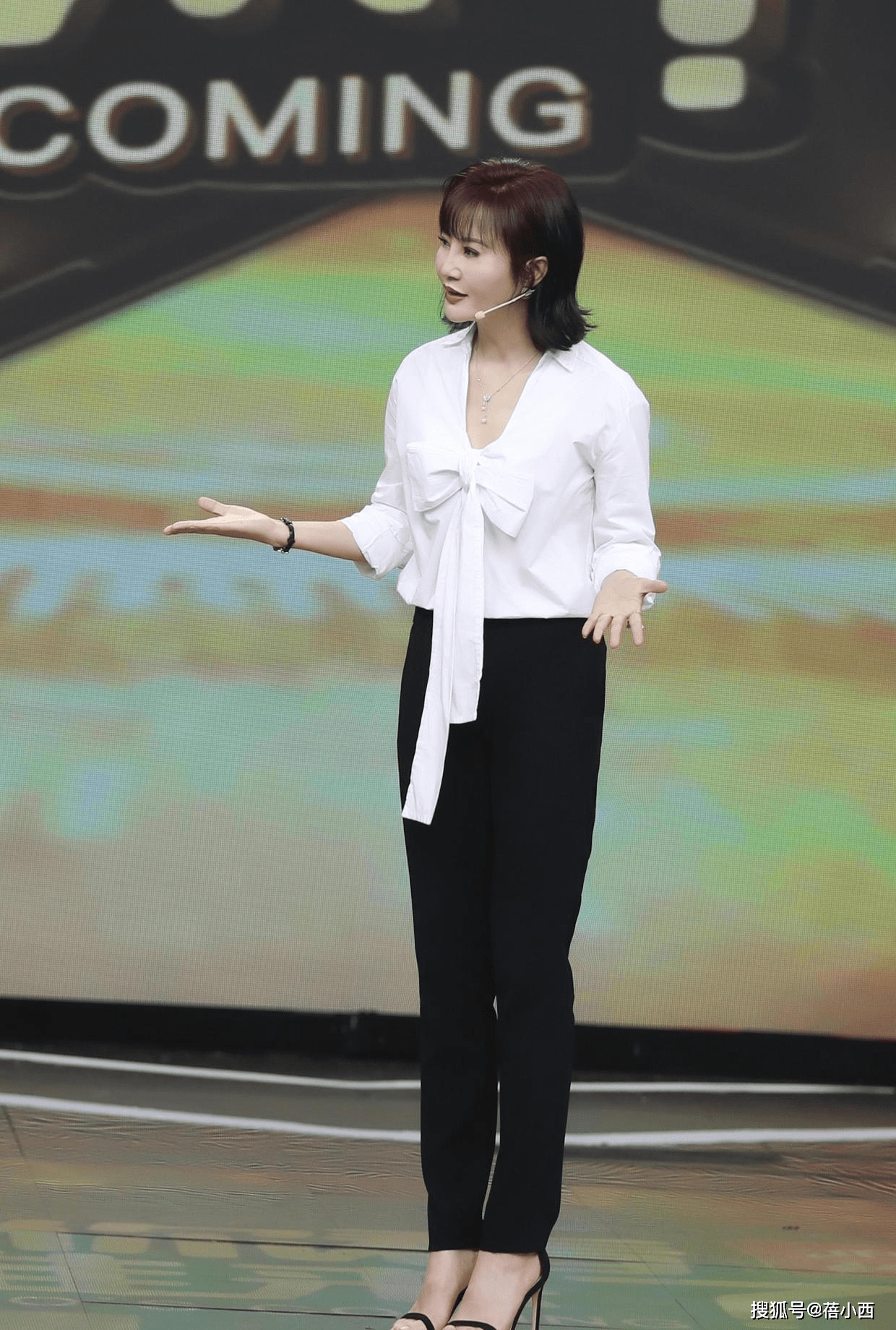 黑色 陶红真不在意年龄,穿粉色上衣搭喇叭裤,三七比例身材太优越了