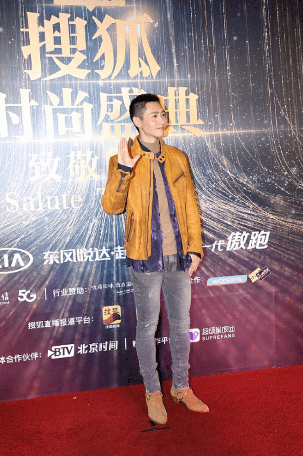 挺勒 留寸头的魏晨男人味太足，配黄外套好帅气，就是裤子太紧看着挺勒
