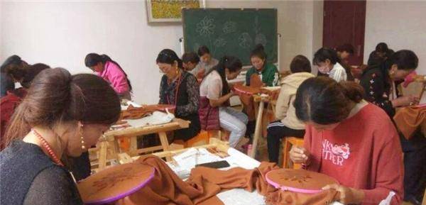 刺绣 云南妇女绣完《百骏图》，商人拿380万求购，她为何果断拒绝