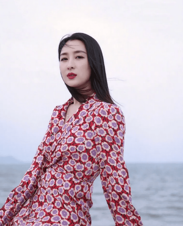 花色 马苏的时尚真难懂，穿土味碎花裙海边踏浪，没点明星范真撑不起来