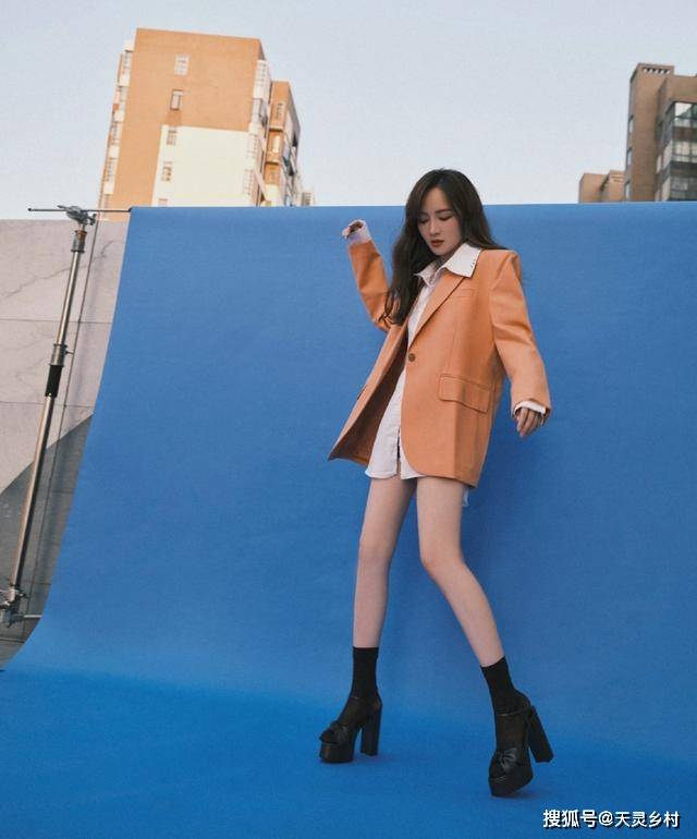 西装 孟佳的身材让人自卑,穿西装衬衫扮“下衣失踪”,细长腿都不用P
