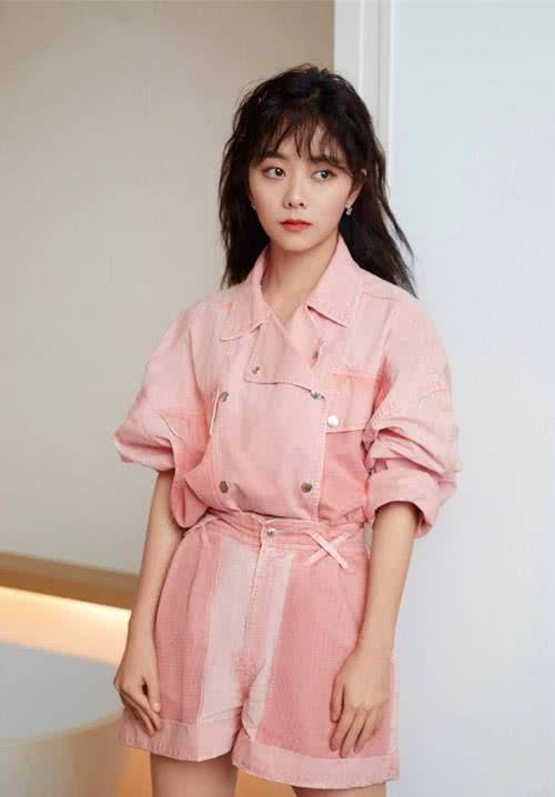 粉色 22岁宋祖儿30岁谭松韵同穿粉皮衣,完美诠释了甜美和帅气