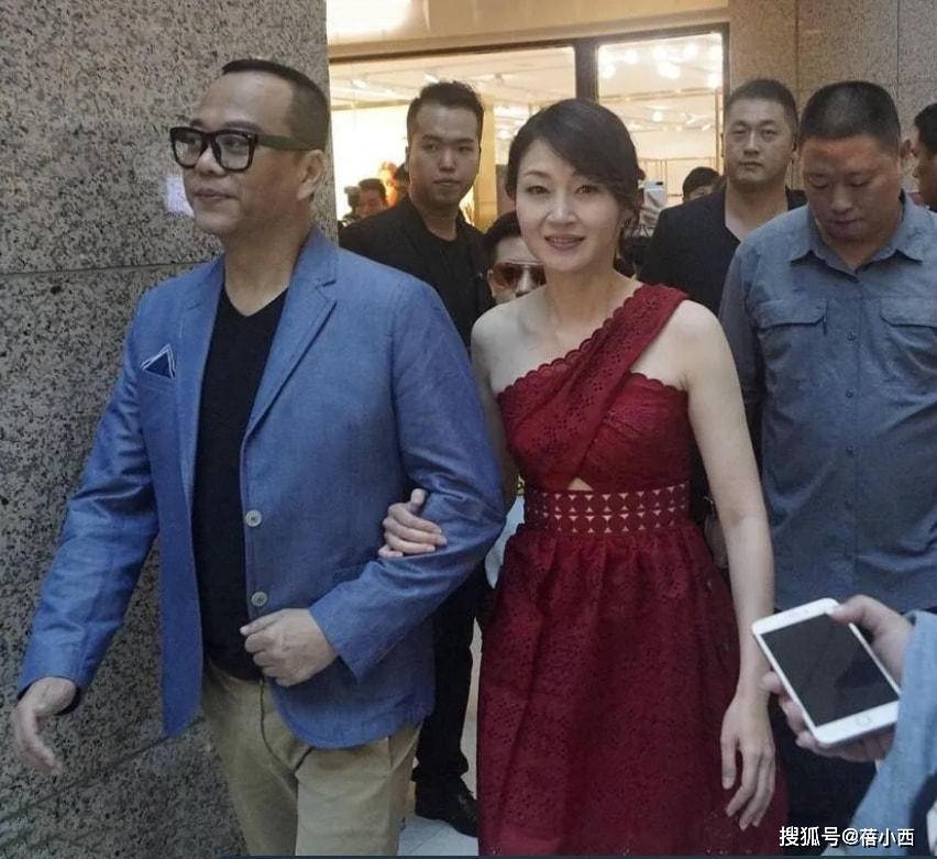大婶 51岁万绮雯真会打扮，穿红色蕾丝连衣裙太撩人，这气质大婶很少见