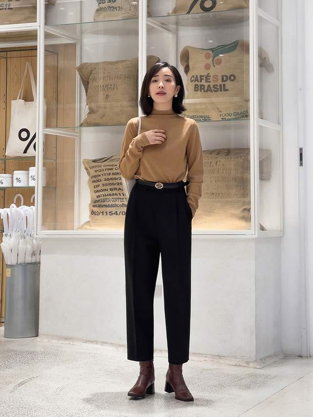显得 今年流行“奶奶裤”，搭配上针织毛衣开衫，微胖女生上身高级显瘦