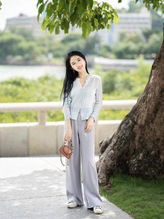 是属于 30岁~45岁的女性秋季穿搭分享，针织衫配直筒九分裤，显瘦又减龄